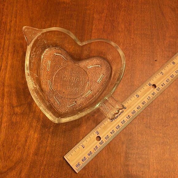 Vintage Safe-Bake USA Glass Heart Pan with Cupid & Arrow - Picture 3 of 5